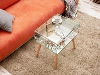Szklany stolik na drewnianych nóżkach AMBER S - w aranżacji z kanapą STOCKHOLM