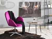Stolik kawowy o oryginalnym kształcie - ROSIN XL beton-czerń - w aranżacji z fotelem SWAN