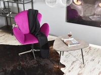 Stolik kawowy o oryginalnym kształcie - ROSIN XL beton-czerń - w aranżacji z fotelem SWAn