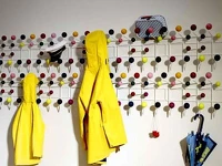 Wieszak na ścianę dla dzieci BALL kolorowy - aranżacja z kilki sztuk (szatnia).