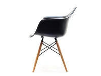 Krzesło z tworzywa MPA WOOD czarne z bukową podstawą - wygląd boku.