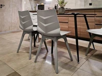 Designerskie krzesło kuchenne HOYA SZARE z tworzywa - tył krzesła